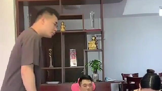 双胞胎兄弟不好认，老婆仅用一招，瞬间就能认出来！