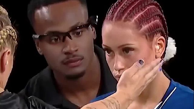 UFC耳光大赛  女神“狠”起来，毫不逊色