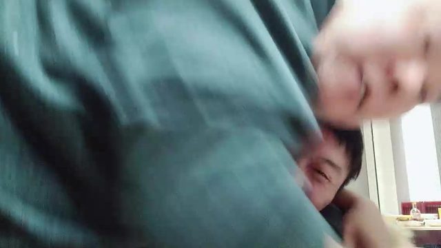 俩保镖没忍住把唧唧歪歪的摄影师KO了