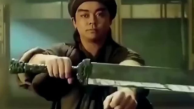 宝刀血不沾锋，吹毛断发，世间罕见！