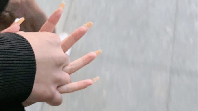 吵架的时候你服个软，下次你软的时候我也放过你，我接受不了你的脾气比ta硬。