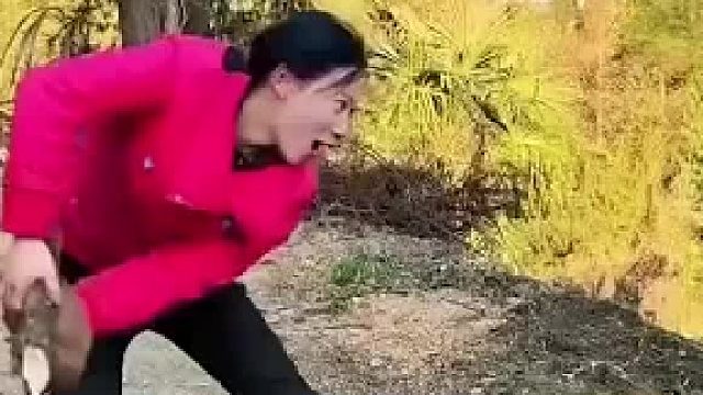 假装把狗宝宝扔出去，看看狗妈妈是什么反应