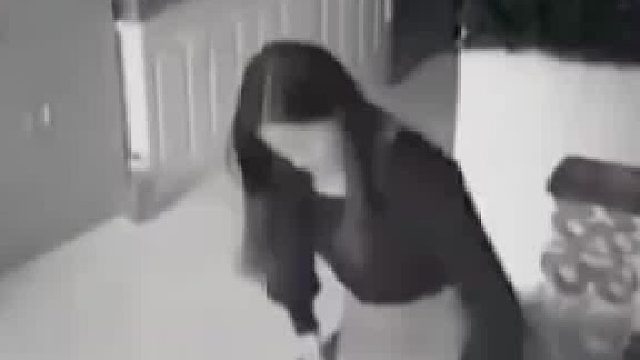 丈夫突然回家，妻子赶紧将他推到门外并将床上的东西藏起来