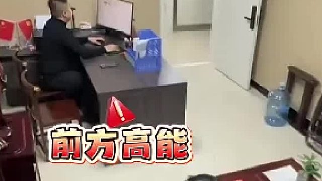 昨天刚和女朋友吃完饭，今天老丈人上门送水，小伙直接“跪”了