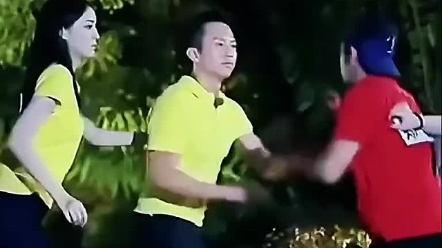 撕个名牌打起来了