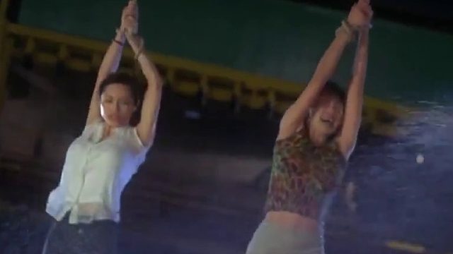 穿双高跟鞋，走起路来更有魅力