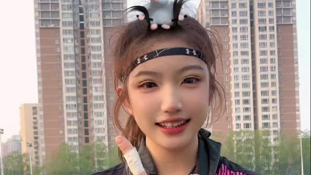 天气这么好 快出来和我踢球