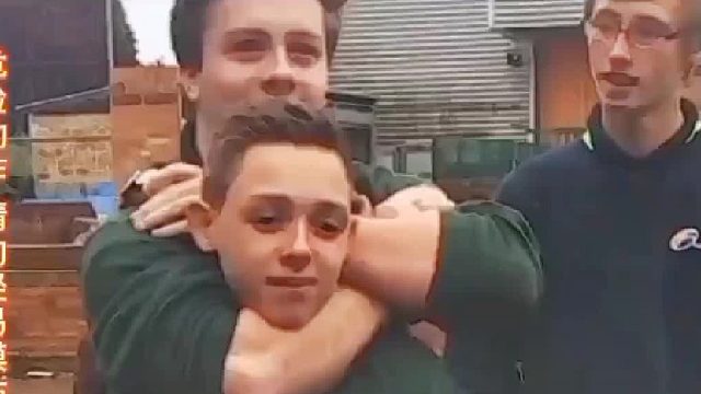 手臂用力夹到对方的脖子，几秒可以绞晕对方