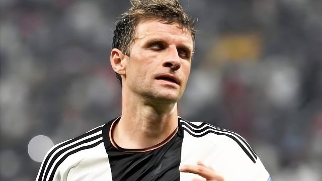 尴尬一幕！穆勒奇葩任意球战术演砸，德国主帅转身走开