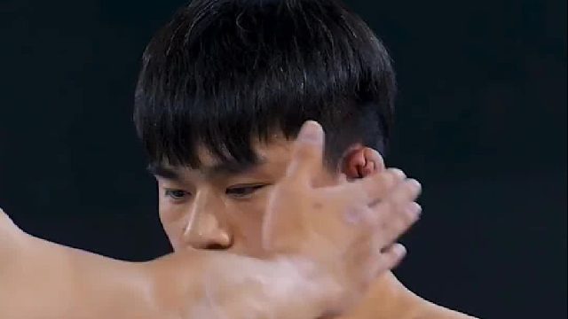 这一巴掌直接让脸变形了