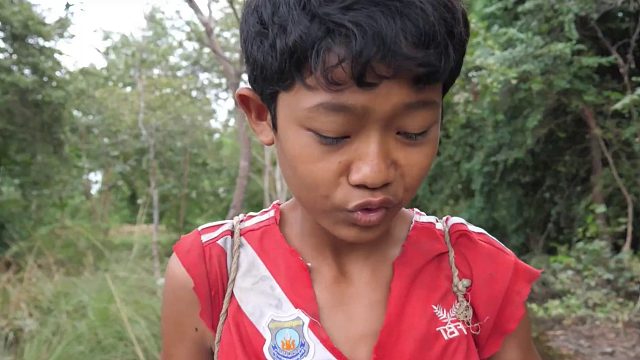 20260211原始技术 - 在丛林中的岩石上烹饪鱿鱼和虾作为食物