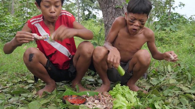 20260211原始技术-在岩石上烹饪猪食