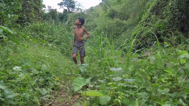20260211原始技术-在雨林岩石上烹饪手章鱼