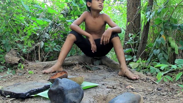 20260211原始技术——在岩石上煮鸡肉和鸡蛋