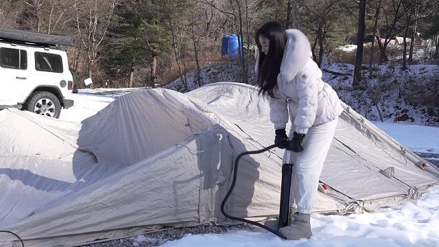 20260211️雪天在炎热的巨型充气帐篷里独自露营｜露营