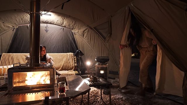 20260211在温暖舒适的帐篷里进行暴风雪露营