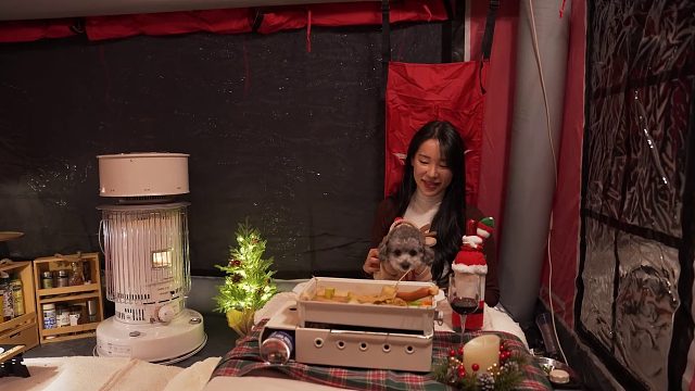 20260211带充气帐篷的雪地圣诞露营