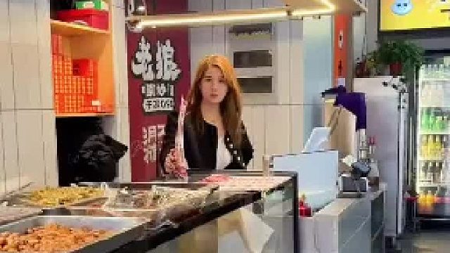 当你给好朋友一个惊喜，突然去她店里吃炒鸡