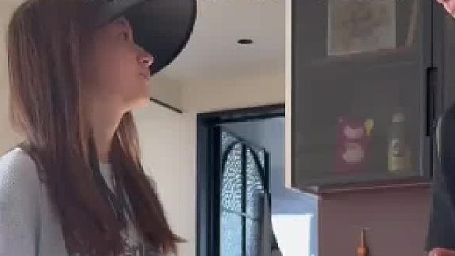 男子假装给菜翻面整蛊女友，结果万万没想到，网友：给我都整无语了