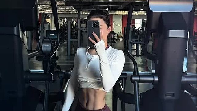 姐姐这个薄肌身材，是你喜欢的类型吗