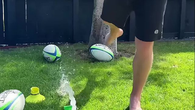 这下你知道为什么你的射门会偏或者有弧线了吧