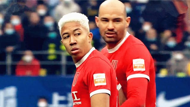 找踢？成都外援双脚踩球挑衅，朱挺凶狠报复踩踏染红！