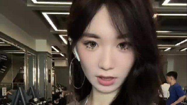 别害羞，大胆看，姐姐又不吃人