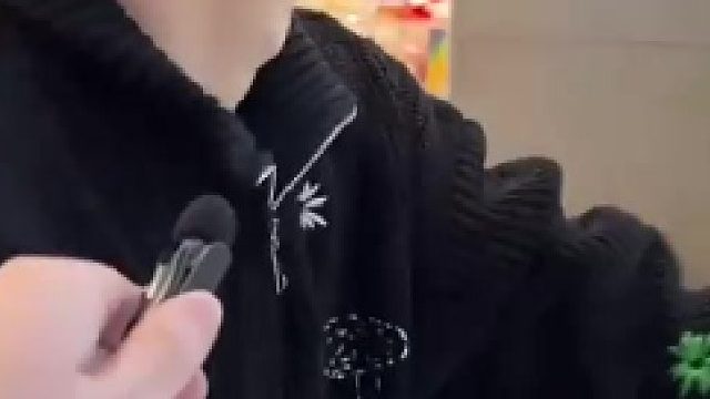 男子：没看到我手吗？我的意思是，这家店
