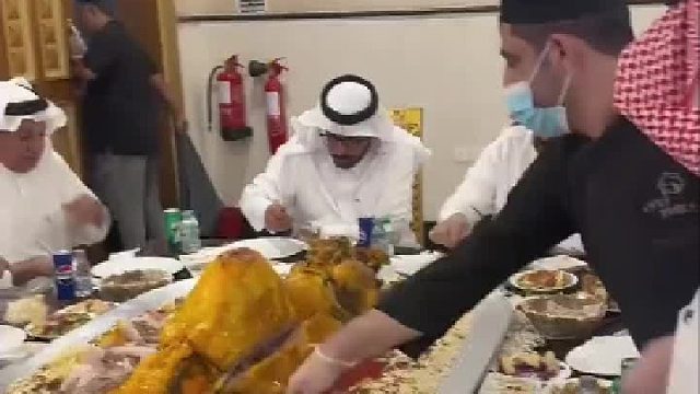 阿拉伯特色大餐，烤骆驼配上米饭，还有专人帮忙分肉