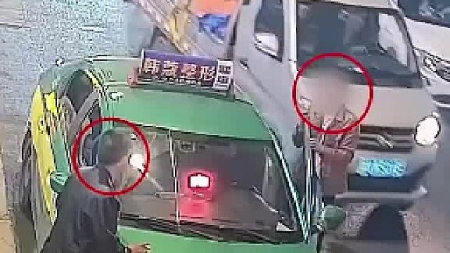 出租车就这样把道当成自己家。