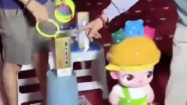 男子为了套中一瓶酒 一口气抛上十几个套圈