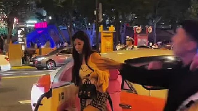 如果你没钱，上海只是上海，只有东方明珠和外滩，有吃不完的沙县小吃和兰州拉面，只要你有钱，上海才是纸醉金迷，夜夜笙歌的十里洋场，这句话不是没有道理的