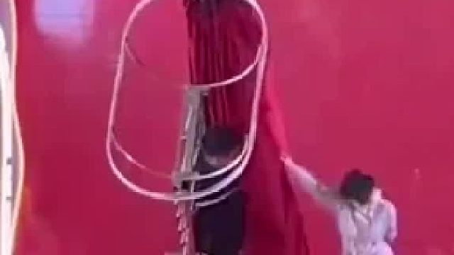 换个角度看魔术师表演就是不一样…