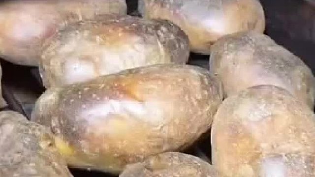这样烤土豆方式 看完你还想吃吗 网友：把土豆做成了吃不起的东西