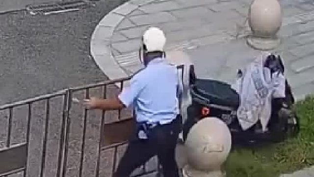 真拿鸡毛当令箭
