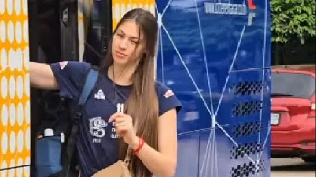 塞尔维亚明星面孔，模特身材，运动员体格，无需美颜滤镜拉腿