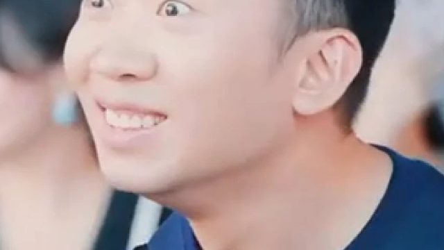 路人看了一眼杨迪，瞬间人间清醒了