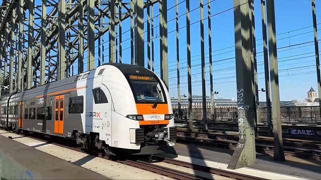 莱茵河畔双子塔 德国科隆中央火车站前铁桥的火车