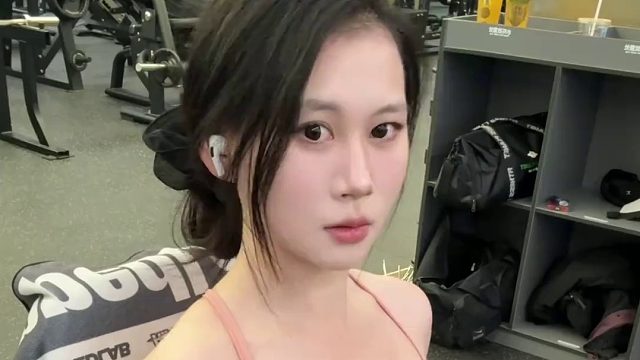 想不想跟姐姐一起流汗