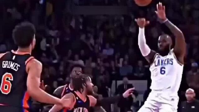 施罗德超远三分命中，只是摇了摇头，并不开心