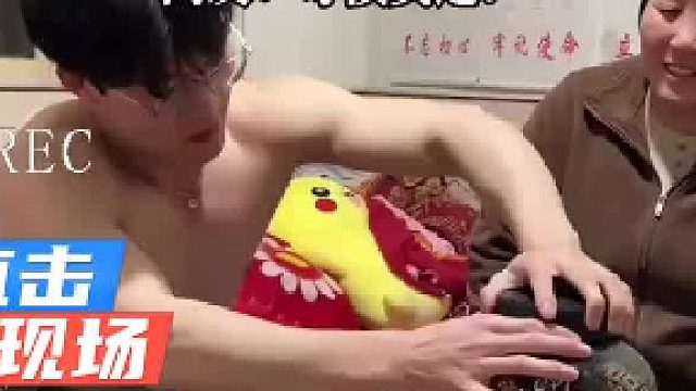 姐姐故意挑衅弟弟，不料被一招制服，女儿也被“连坐”。其乐融融