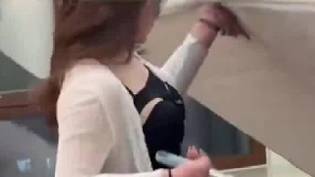 下秒意外发生，此时无声胜有声
