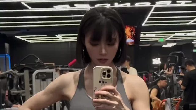 别再说自己腰不细了，明明是他手不够大