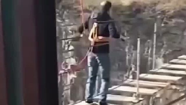 笑死我了 人家在旁边晃影响到他了