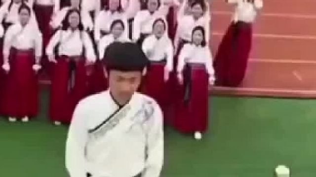 全班唯一男生抛绣球，结局亮了，网友：这就是我们的青春啊