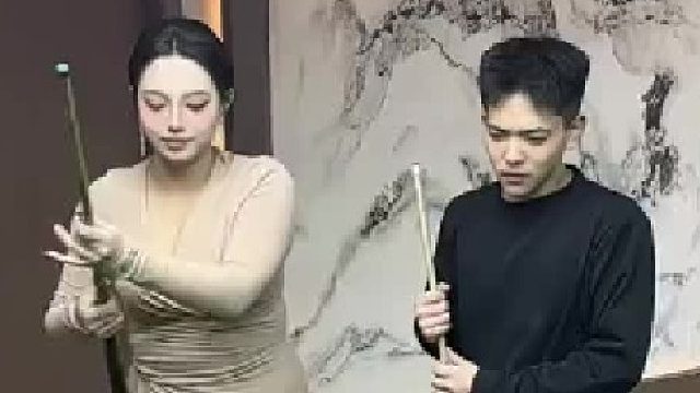 与闺蜜共度悠闲时光，台球房里尽享欢乐！莫名消失的黑8