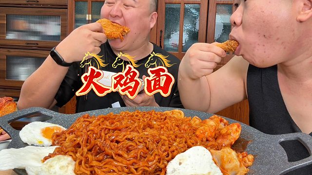 毛豆馋了，想吃火鸡面，配上炸鸡YYDS，美滋滋