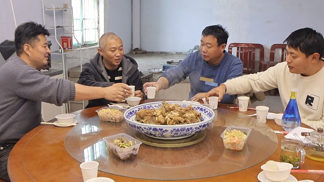 9个肘子，4个猪心，10斤大骨头，柴火炖一锅，啃的真得劲