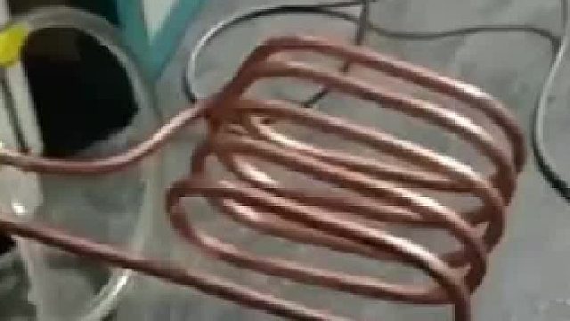 电磁圈里的“酷刑”！铁勺一秒被烧红，看完再也不敢乱碰了！