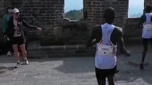 非洲小伙长城比赛 路况不熟差点往外跳 跳下去不得青一块紫一块